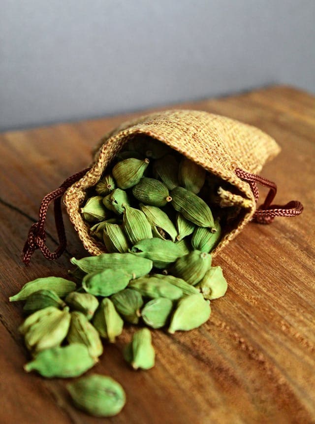 Whole Green Cardamom: DIY Beauty Hacks